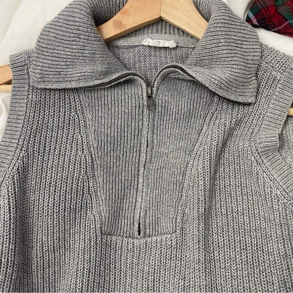 3/30$🤍 ARDENE | Grey knit sleeveless half zip sweater - Picture 5 of 7